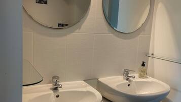 SĂšche-cheveux, serviettes fournies, savon, papier toilette