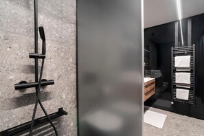 Superior-Apartment, 2 Schlafzimmer, Blick auf den Innenhof | Badezimmer