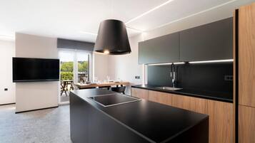Departamento superior, 2 habitaciones, vista al patio | Cocina privada