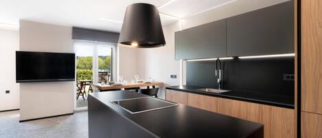 슈피리어 아파트, 침실 2개, 마당 전망 | 전용 주방