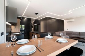 Superior-Apartment, 2 Schlafzimmer, Blick auf den Innenhof | Esszimmer