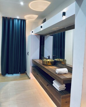 Presidential Chalet, 2 Bedrooms, Balcony, Lake View | Bathroom | Shower, free toiletries, towels, soap - Platinum Blue Island Resort (Akosombo)