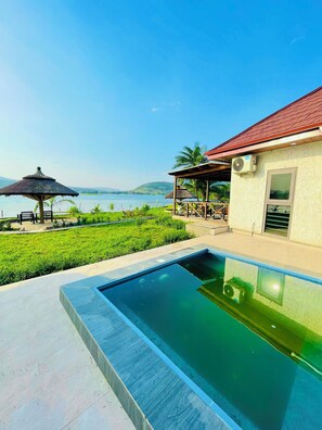 Presidential-Chalet, 2 Schlafzimmer, Balkon, Seeblick | Terrasse/Patio