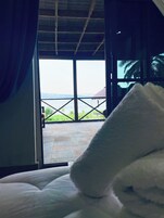 Escritorio y espacio para trabajar con laptop 