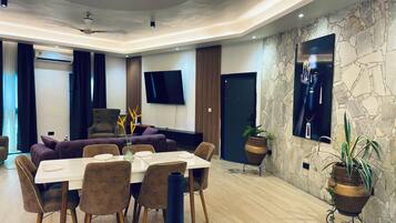 Presidential Chalet, 2 Bedrooms, Balcony, Lake View | In-room dining