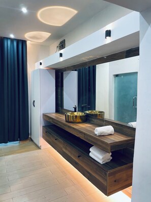 Chalet presidencial, 2 habitaciones, balcón, vista al lago | Baño | Regadera, amenidades de baño gratuitas, toallas, jabón 