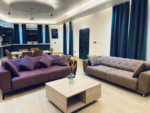 Chalet presidencial, 2 habitaciones, balcón, vista al lago | Área de sala de estar | Smart TV de 43 pulgadas con canales vía satélite y Netflix 
