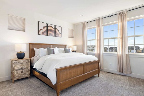 3 bedrooms, desk, travel cot, WiFi