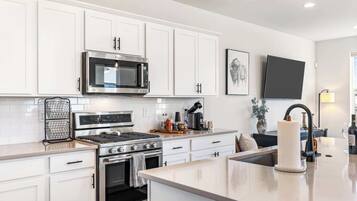 Jääkaappi, mikroaaltouuni, uuni, liesi