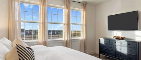 3 bedrooms, desk, travel cot, WiFi