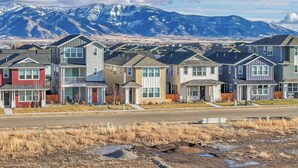 A row of modern two-story houses with a mountain backdrop. - Antler's Peak | Bridger Views & Close to Airport (Belgrade)