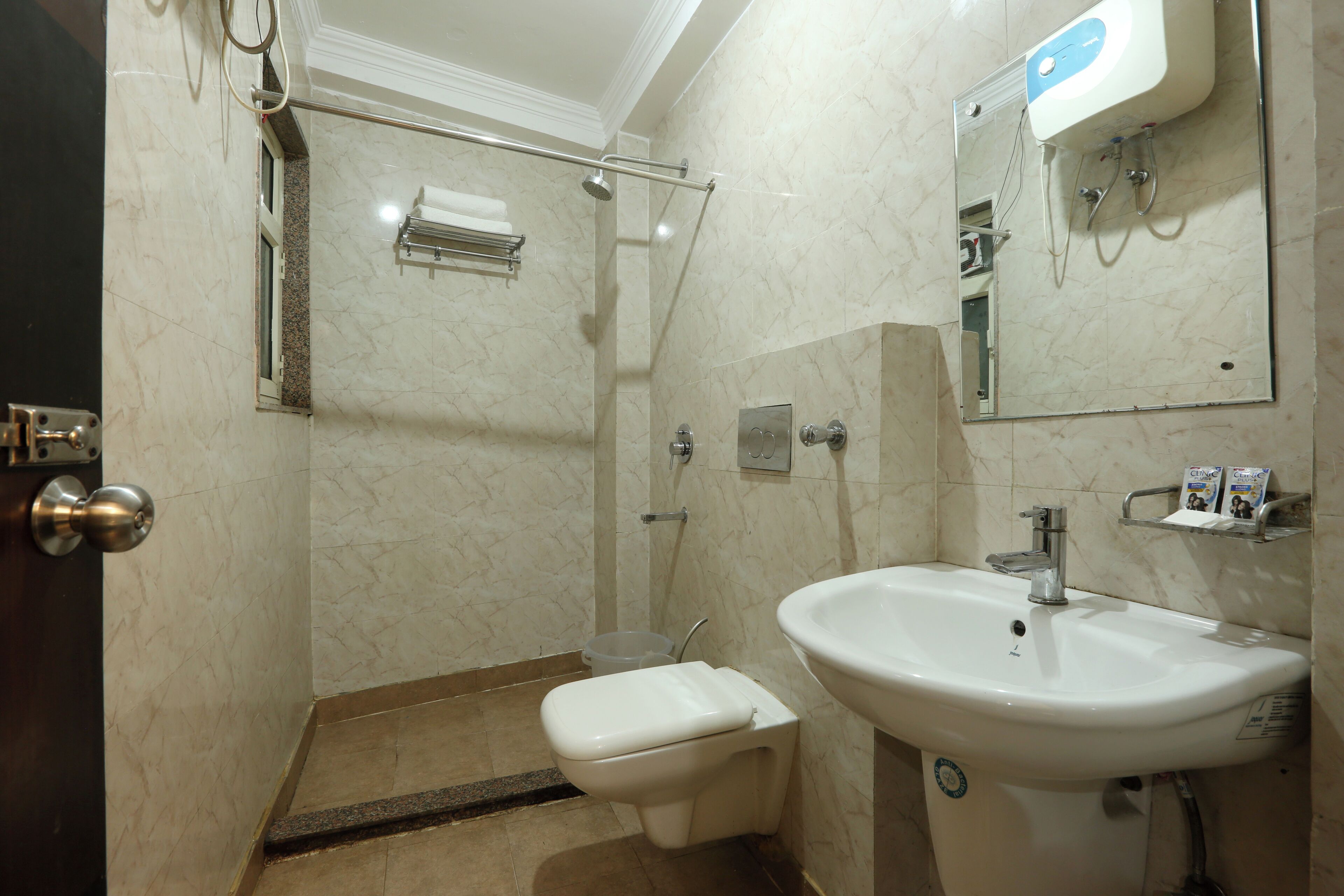 Een badkamer met toilet, wastafel en douche.