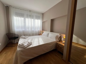 2 chambres, ameublement personnalisé, fer et planche à repasser