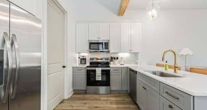 NEW Cottage Downtown • Sports Complex • King Beds