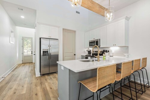 NEW Cottage Downtown • Sports Complex • King Beds