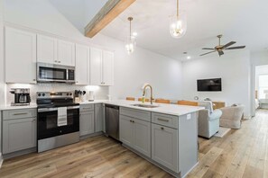 Frigorifero, microonde, forno, piano cottura