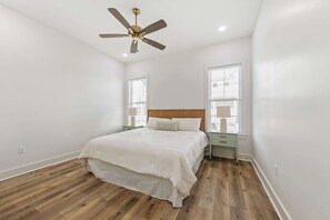 2 camere, una scrivania, ferro/asse da stiro, culla da viaggio