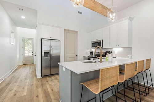 NEW Cottage Downtown • Sports Complex • King Beds