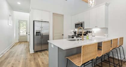 NEW Cottage Downtown • Sports Complex • King Beds