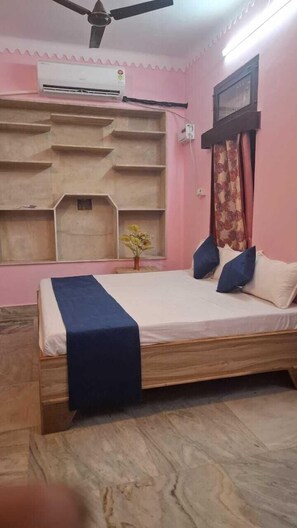 Desk, laptop workspace, free WiFi - Madhavi Homestay (Varanasi)