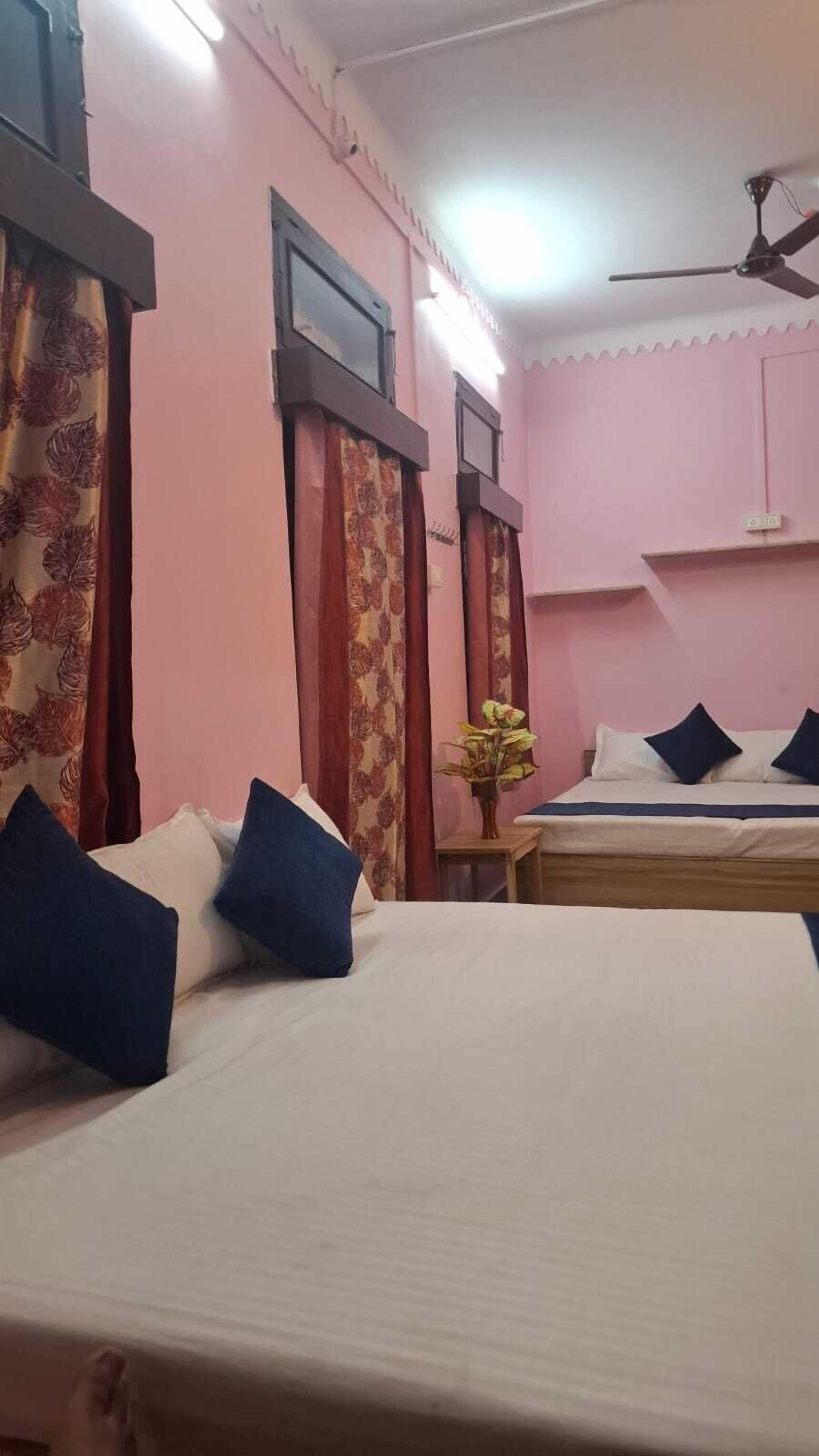 Schreibtisch, laptopgeeigneter Arbeitsplatz, kostenloses WLAN