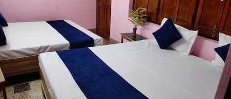 Escritorio, espacio para trabajar con laptop y wifi gratis