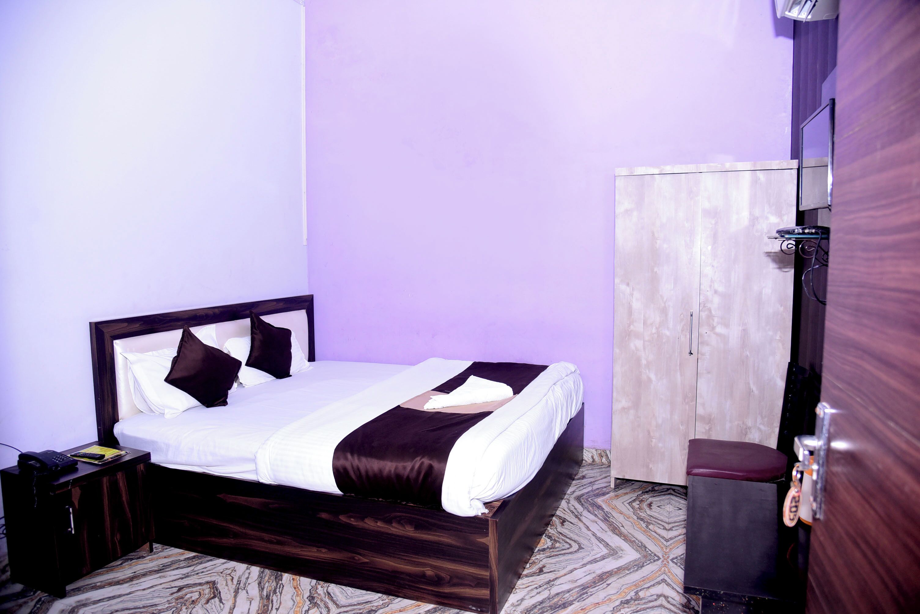 Deluxe Double Room | Desk