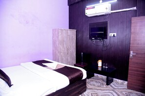 Deluxe Double Room | Desk - Hotel Shree Mahalaxmi (Karchana)