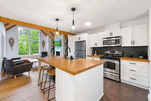 Fridge, microwave, oven, stovetop - The Bear - Escapade en Nature avec Spa (Petite-Rivière-Saint-François)