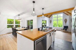 Fridge, microwave, oven, stovetop - The Bear - Escapade en Nature avec Spa (Petite-Rivière-Saint-François)