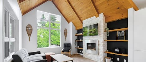 Una televisión, una chimenea, un futbolín