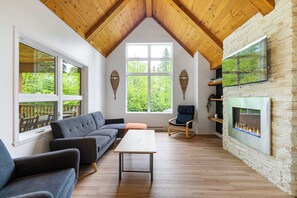 TV, fireplace, foosball - The Bear - Escapade en Nature avec Spa (Petite-Rivière-Saint-François)