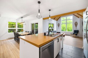 Fridge, microwave, oven, stovetop - The Bear - Escapade en Nature avec Spa (Petite-Rivière-Saint-François)