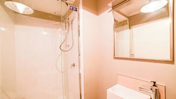 Douche, sĂšche-cheveux, serviettes fournies