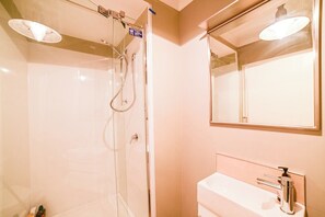 Ducha, secador de pelo, toallas y champú