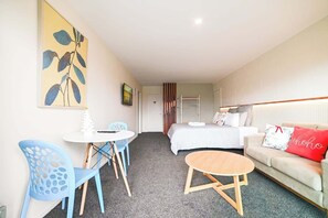 1 bedroom, iron/ironing board, WiFi, bed sheets - Lake Vista - Perfect 1BR Retreat for Two (Lake Tekapo)