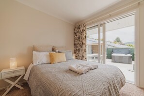 5 Schlafzimmer, Schreibtisch, Bügeleisen/Bügelbrett, WLAN