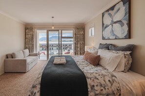 5 bedrooms, desk, iron/ironing board, WiFi