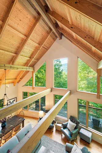 Spacious Cabin in the Woods near Breweries and Wineries