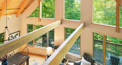 Spacious Cabin in the Woods near Breweries and Wineries