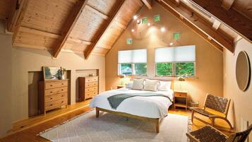 4 bedrooms, desk, iron/ironing board, travel crib