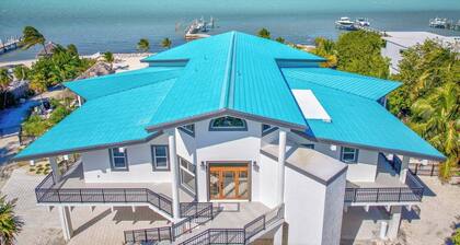 Morton Manor Estate - 9bed/7.5bath multi home property with private pool, pickleball court, putting green, dockage & more