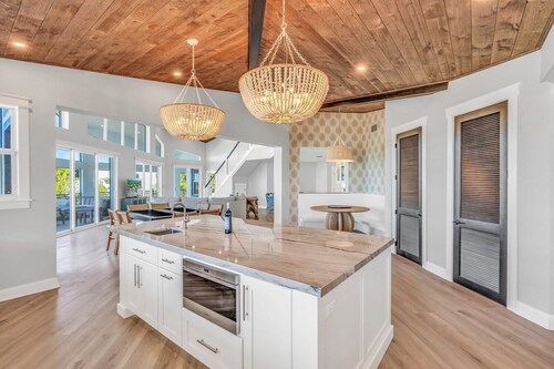 Morton Manor Estate - 9bed/7.5bath multi home property with private pool, pickleball court, putting green, dockage & more