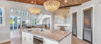 Morton Manor Estate - 9bed/7.5bath multi home property with private pool, pickleball court, putting green, dockage & more