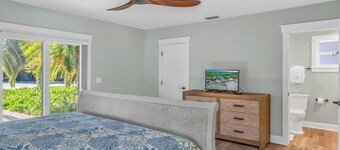 Morton Manor Estate - 9bed/7.5bath multi home property with private pool, pickleball court, putting green, dockage & more
