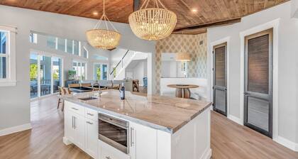 Morton Manor Estate - 9bed/7.5bath multi home property with private pool, pickleball court, putting green, dockage & more