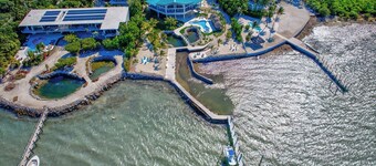 Morton Manor Estate - 9bed/7.5bath multi home property with private pool, pickleball court, putting green, dockage & more