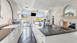 Een magnetron, een oven, een kookplaat, een vaatwasser