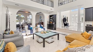 Een televisie, een open haard en een dvd-speler