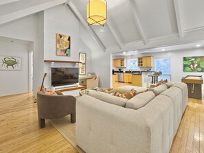 تلفزيون ذكي، تنس طاولة، كُتُب، مكتب